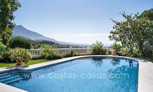 Una villa encantadora de 4 dormitorios en venta en la exclusiva comunidad privada de El Madroñal en Marbella - Benahavis, con excelentes vistas al mar 