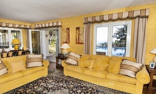 Una villa encantadora de 4 dormitorios en venta en la exclusiva comunidad privada de El Madroñal en Marbella - Benahavis, con excelentes vistas al mar 15