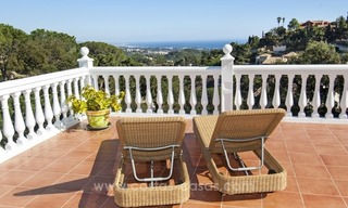 Una villa encantadora de 4 dormitorios en venta en la exclusiva comunidad privada de El Madroñal en Marbella - Benahavis, con excelentes vistas al mar 11