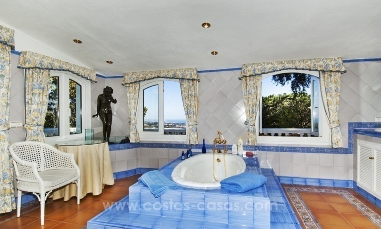 Una villa encantadora de 4 dormitorios en venta en la exclusiva comunidad privada de El Madroñal en Marbella - Benahavis, con excelentes vistas al mar 25