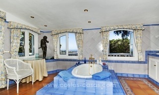 Una villa encantadora de 4 dormitorios en venta en la exclusiva comunidad privada de El Madroñal en Marbella - Benahavis, con excelentes vistas al mar 25