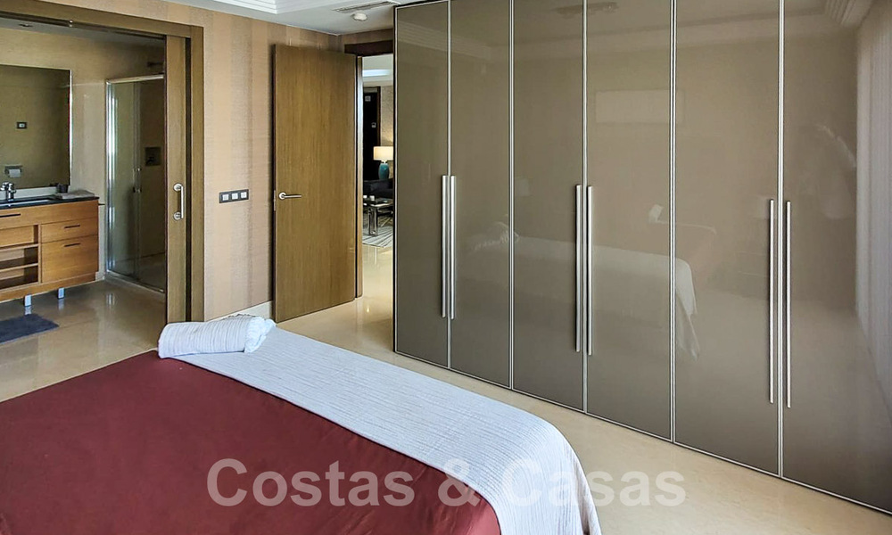 En venta en Marbella - Benahavís: Lujoso apartamento de estilo moderno en golf resort 52743