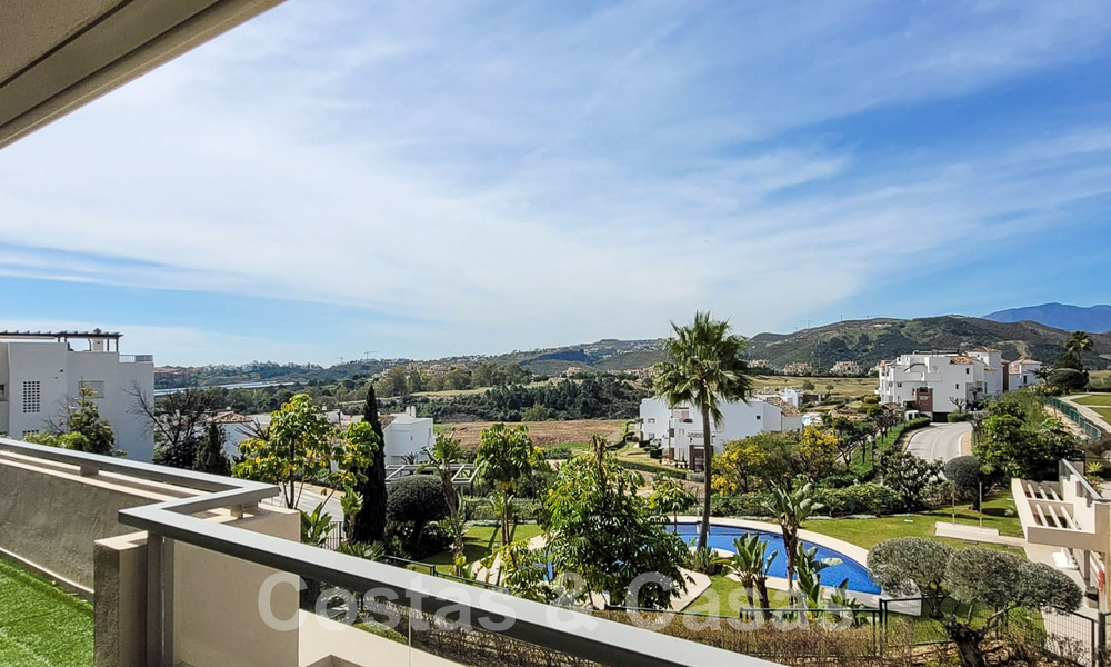 En venta en Marbella - Benahavís: Lujoso apartamento de estilo moderno en golf resort 52748