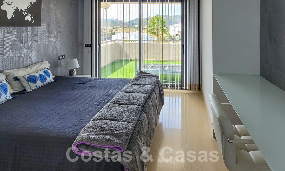 En venta en Marbella - Benahavís: Lujoso apartamento de estilo moderno en golf resort 52754