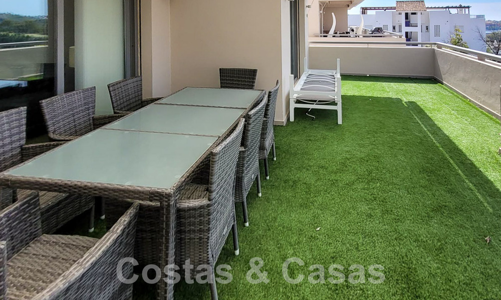 En venta en Marbella - Benahavís: Lujoso apartamento de estilo moderno en golf resort 52755