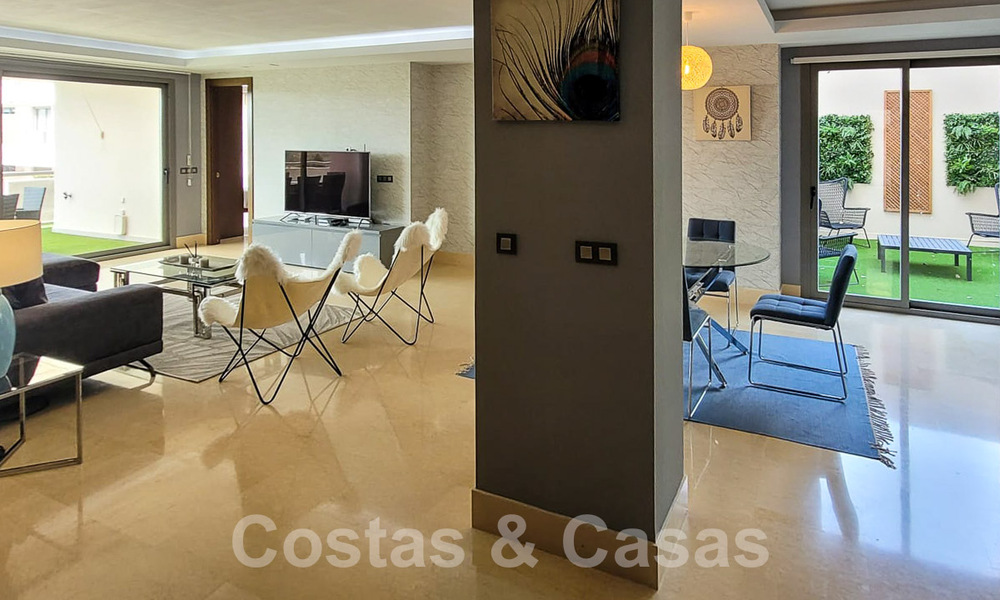 En venta en Marbella - Benahavís: Lujoso apartamento de estilo moderno en golf resort 52756