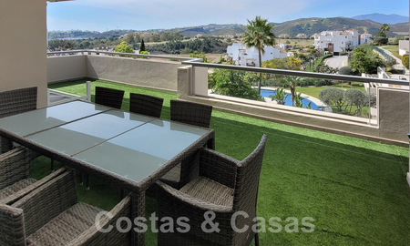 En venta en Marbella - Benahavís: Lujoso apartamento de estilo moderno en golf resort 52757