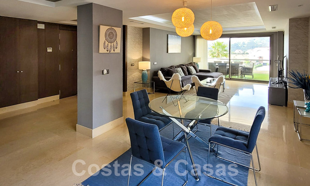 En venta en Marbella - Benahavís: Lujoso apartamento de estilo moderno en golf resort 52759