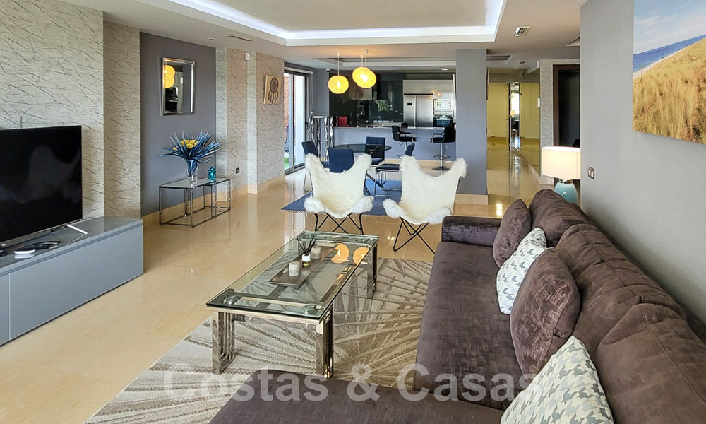 En venta en Marbella - Benahavís: Lujoso apartamento de estilo moderno en golf resort 52760