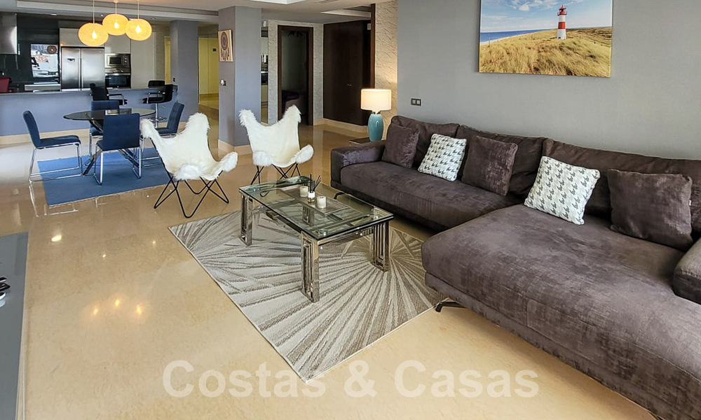 En venta en Marbella - Benahavís: Lujoso apartamento de estilo moderno en golf resort 52761