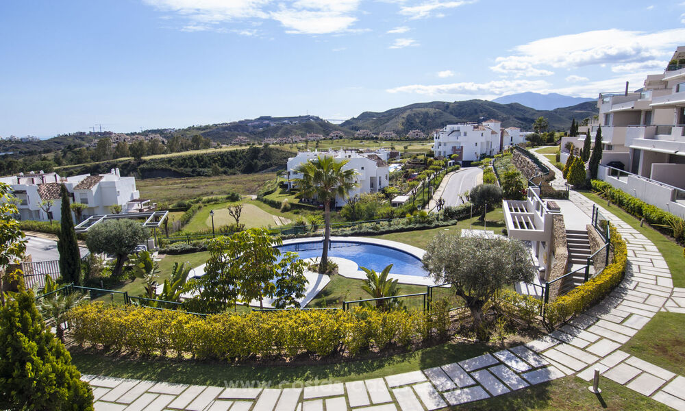 En venta en Marbella - Benahavís: Lujoso apartamento de estilo moderno en golf resort 52762