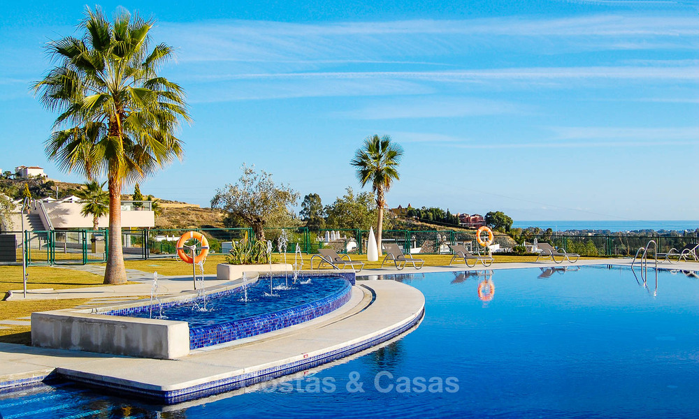 En venta en Marbella - Benahavís: Lujoso apartamento de estilo moderno en golf resort 52776