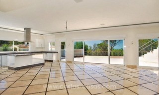 Villa de calidad moderna completamente renovada en venta en El Madroñal, Benahavis 2