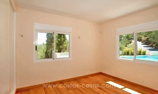 Villa de calidad moderna completamente renovada en venta en El Madroñal, Benahavis 10