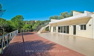 Villa de calidad moderna completamente renovada en venta en El Madroñal, Benahavis 15