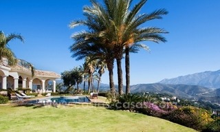 En venta: una lujosa y elegante villa clásica con las mejores vistas en El Madroñal - Benahavis 14