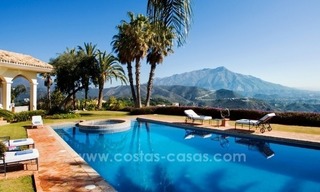 En venta: una lujosa y elegante villa clásica con las mejores vistas en El Madroñal - Benahavis 15