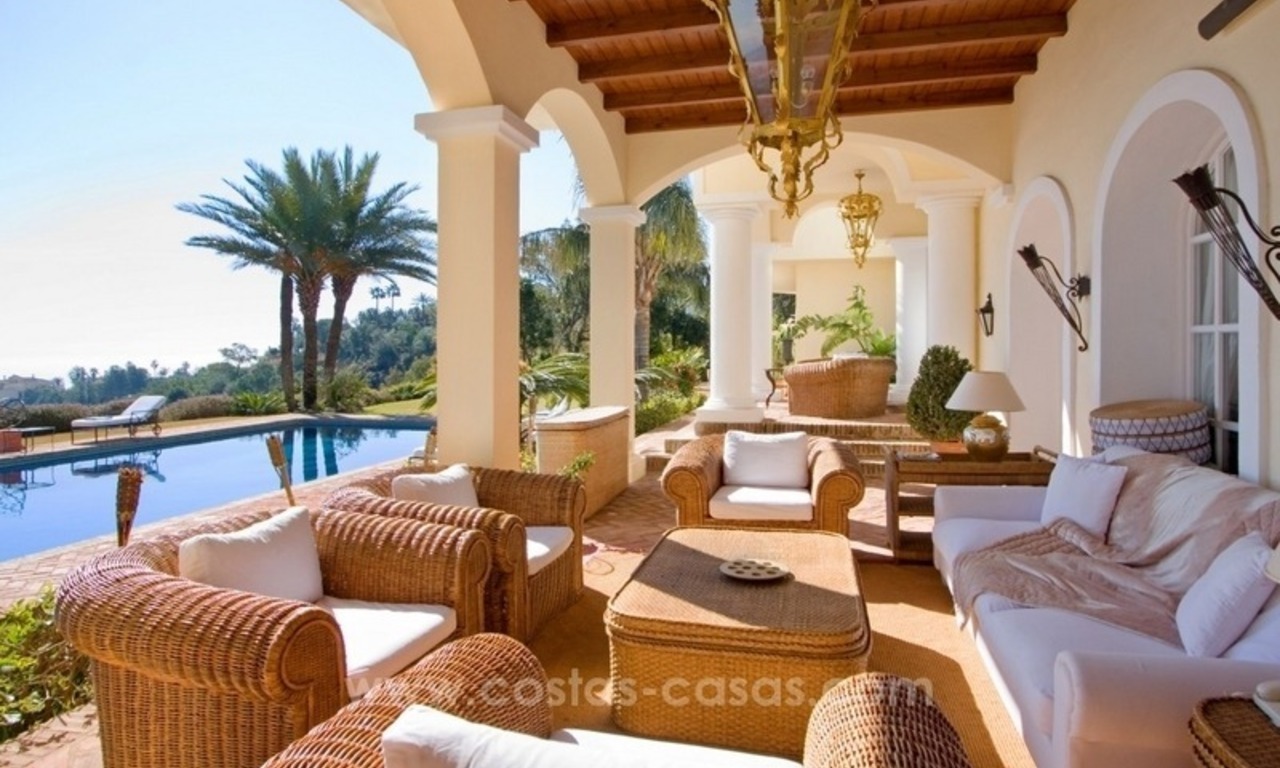 En venta: una lujosa y elegante villa clásica con las mejores vistas en El Madroñal - Benahavis 16