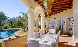 En venta: una lujosa y elegante villa clásica con las mejores vistas en El Madroñal - Benahavis 17
