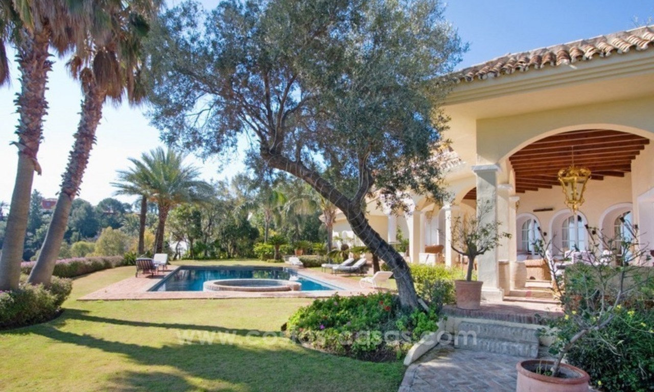 En venta: una lujosa y elegante villa clásica con las mejores vistas en El Madroñal - Benahavis 18