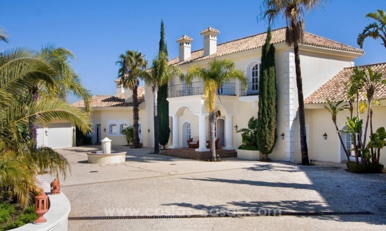 En venta: una lujosa y elegante villa clásica con las mejores vistas en El Madroñal - Benahavis 11