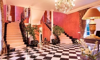 En venta: una lujosa y elegante villa clásica con las mejores vistas en El Madroñal - Benahavis 24