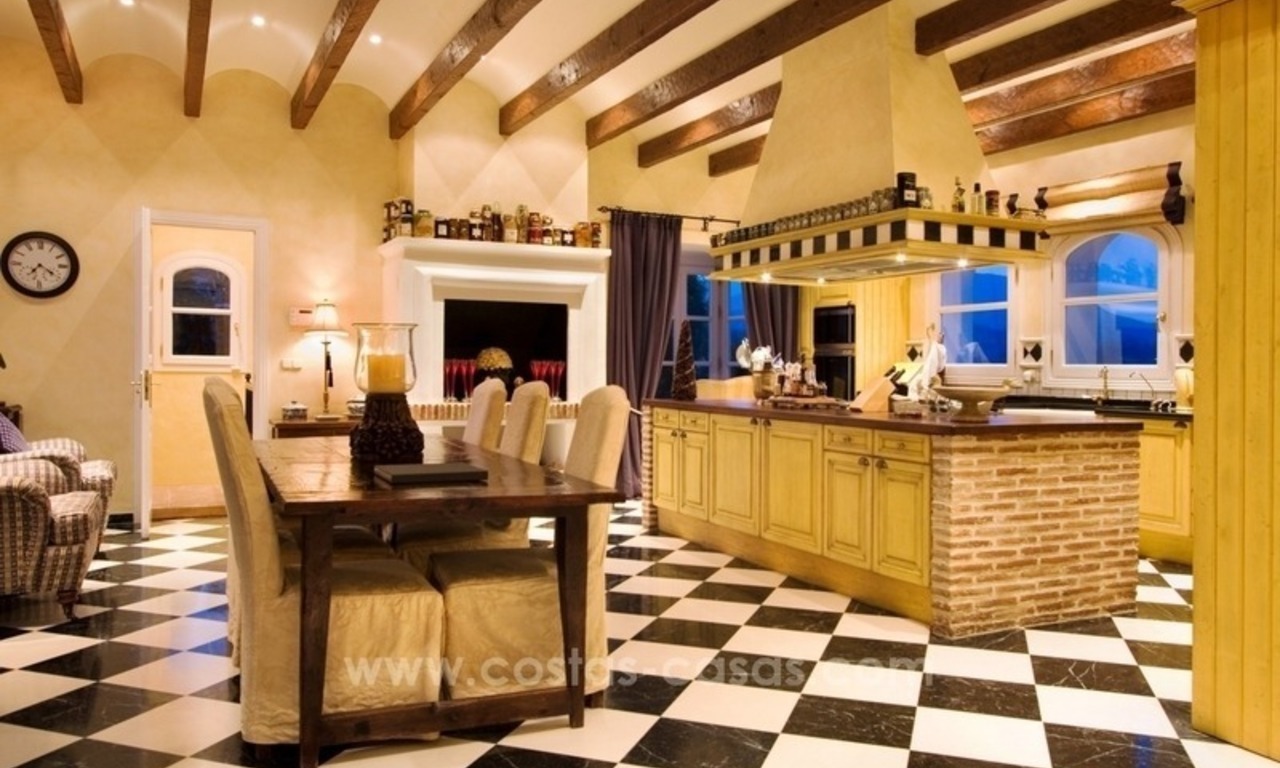 En venta: una lujosa y elegante villa clásica con las mejores vistas en El Madroñal - Benahavis 26