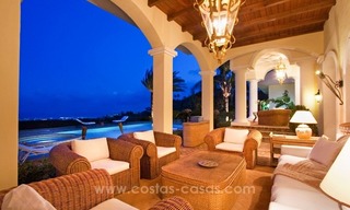 En venta: una lujosa y elegante villa clásica con las mejores vistas en El Madroñal - Benahavis 3