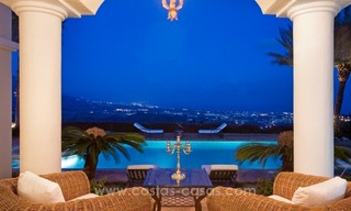 En venta: una lujosa y elegante villa clásica con las mejores vistas en El Madroñal - Benahavis 2