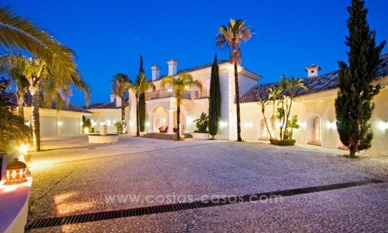 En venta: una lujosa y elegante villa clásica con las mejores vistas en El Madroñal - Benahavis 8