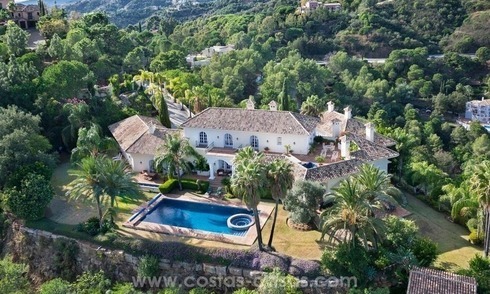 En venta: una lujosa y elegante villa clásica con las mejores vistas en El Madroñal - Benahavis 