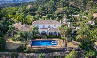 En venta: una lujosa y elegante villa clásica con las mejores vistas en El Madroñal - Benahavis 1