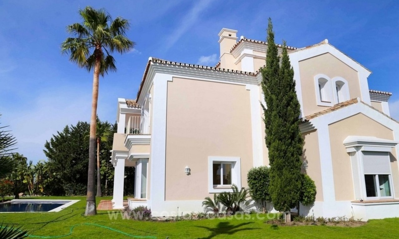 Villa de lujo totalmente renovada en venta en Estepona 12