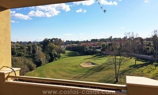 Apartamentos y áticos en primera línea de golf en venta en Guadalmina, Marbella 0