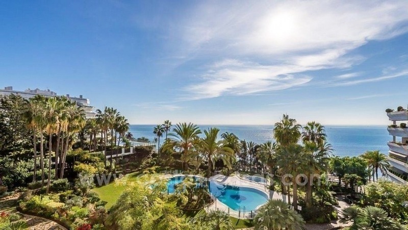 Gran apartamento de lujo en venta en Gran Marbella, frente a la playa del centro de Marbella