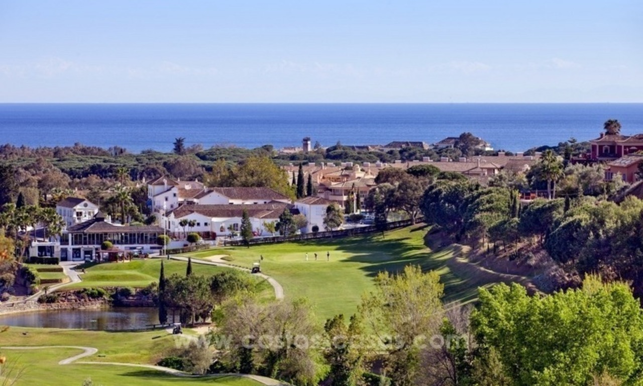 Apartamentos en primera línea de golf en venta en Marbella Este 1