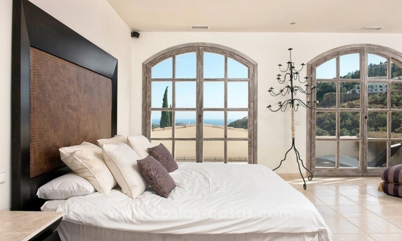 Una cómoda villa moderna con excelentes vistas al mar a través de un valle verde,El Madroñal, Benahavis - Marbella 8