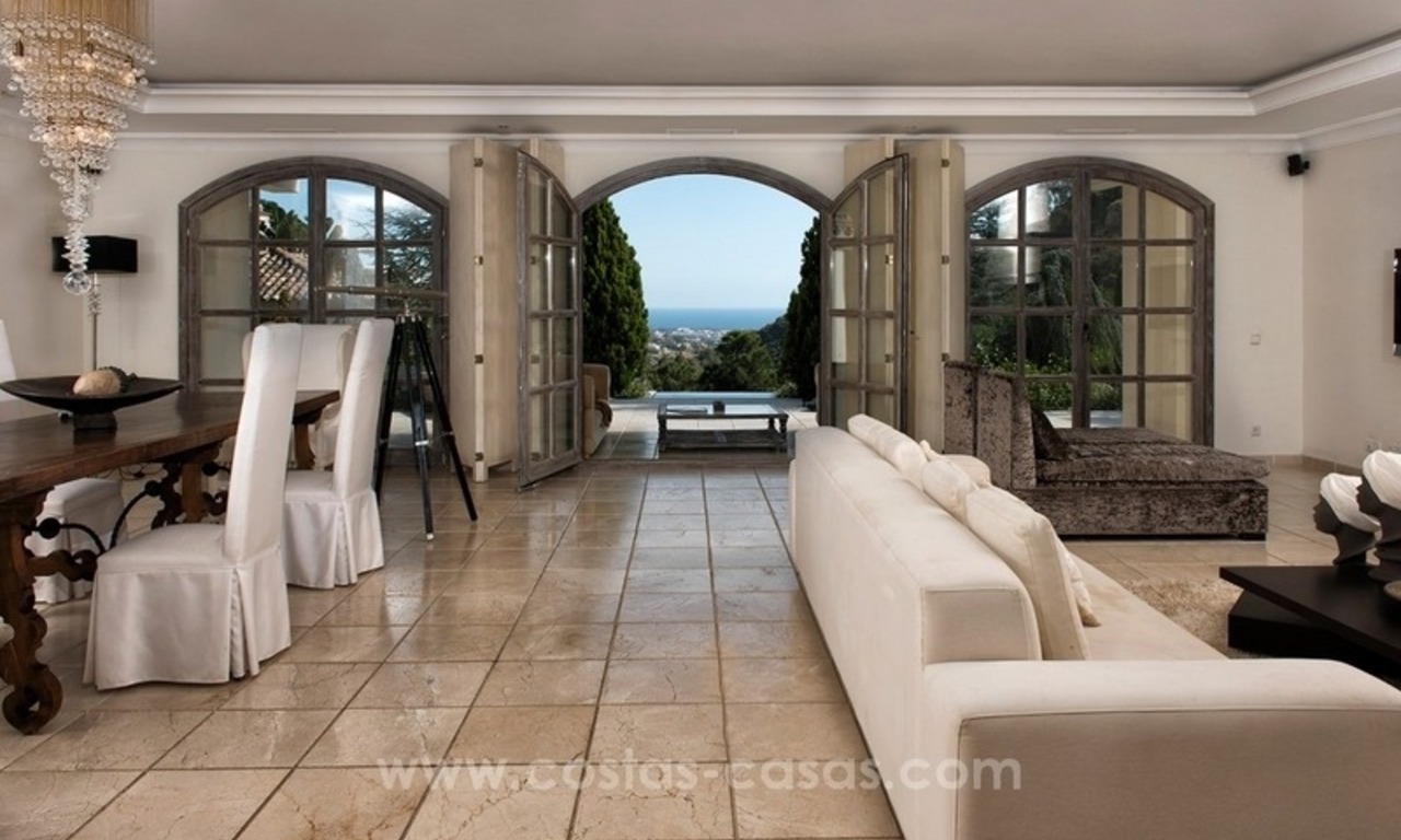 Una cómoda villa moderna con excelentes vistas al mar a través de un valle verde,El Madroñal, Benahavis - Marbella 5