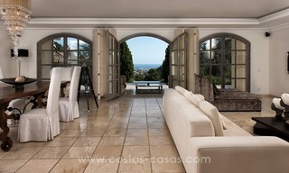 Una cómoda villa moderna con excelentes vistas al mar a través de un valle verde,El Madroñal, Benahavis - Marbella 5