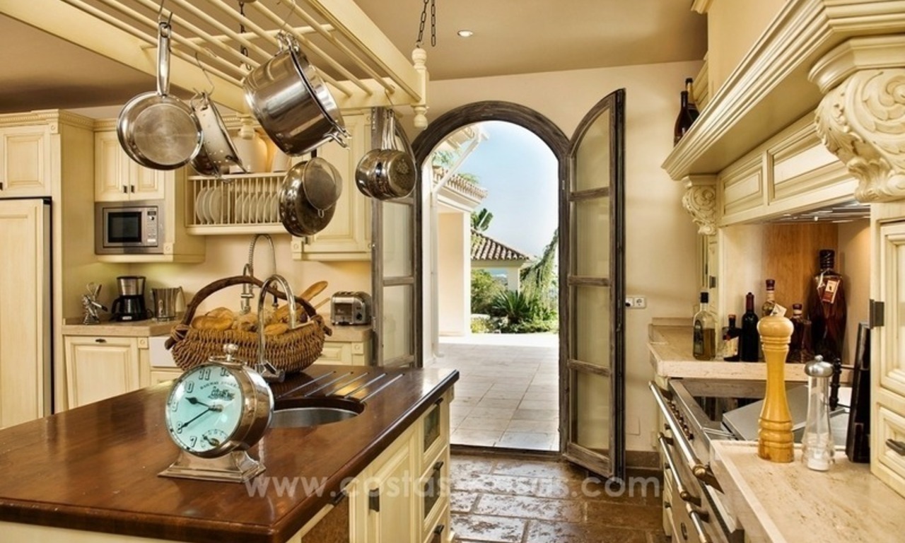 Una cómoda villa moderna con excelentes vistas al mar a través de un valle verde,El Madroñal, Benahavis - Marbella 12