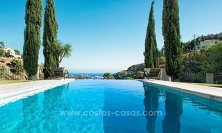 Una cómoda villa moderna con excelentes vistas al mar a través de un valle verde,El Madroñal, Benahavis - Marbella 1