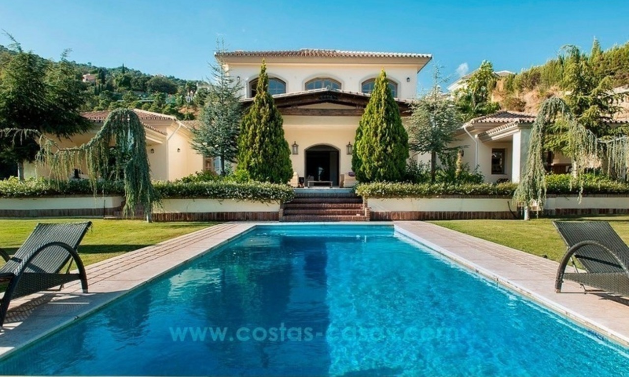 Una cómoda villa moderna con excelentes vistas al mar a través de un valle verde,El Madroñal, Benahavis - Marbella 2
