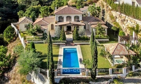 Una cómoda villa moderna con excelentes vistas al mar a través de un valle verde,El Madroñal, Benahavis - Marbella 