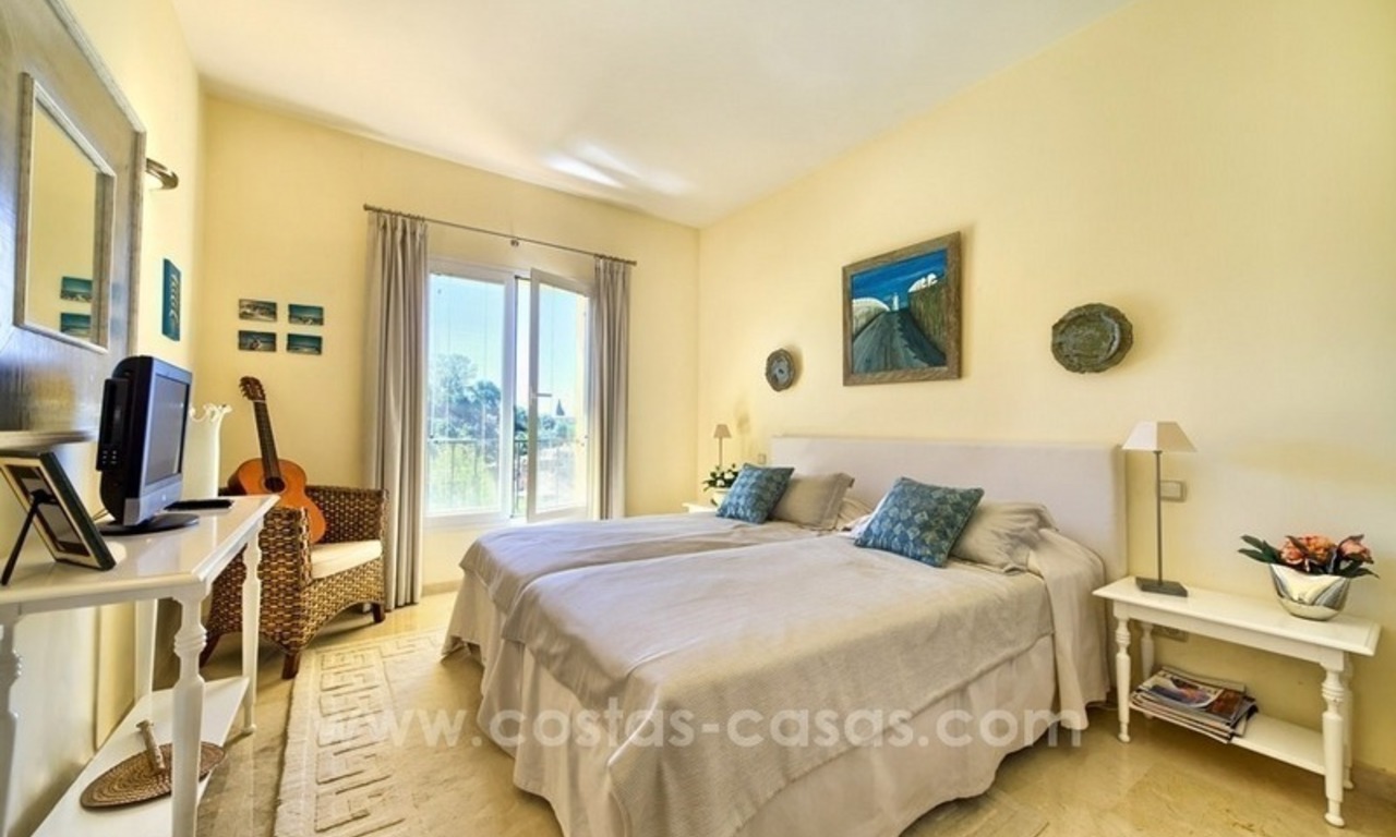 Villa en venta en Marbella Este con hermosas vistas panorámicas al mar 12