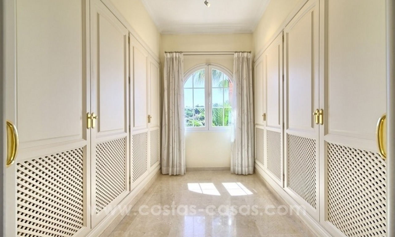 Villa en venta en Marbella Este con hermosas vistas panorámicas al mar 16