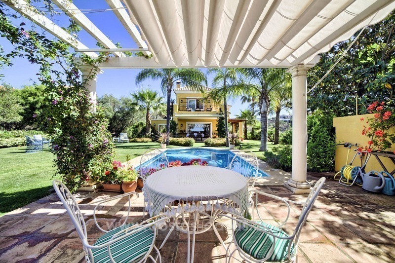 Villa en venta en Marbella Este con hermosas vistas panorámicas al mar