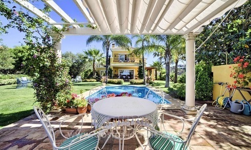 Villa en venta en Marbella Este con hermosas vistas panorámicas al mar 