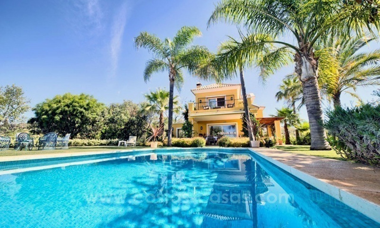 Villa en venta en Marbella Este con hermosas vistas panorámicas al mar 1
