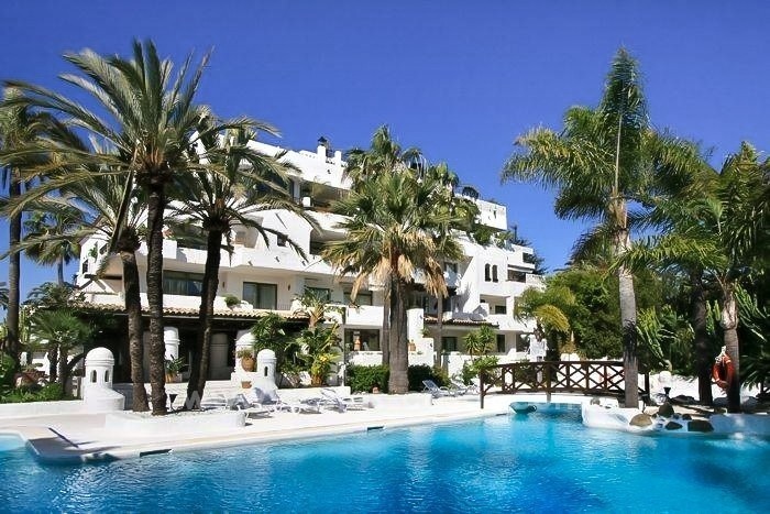 Oportunidad! Ganga apartamento ático en venta, junto a la playa de Puerto Banús, Marbella
