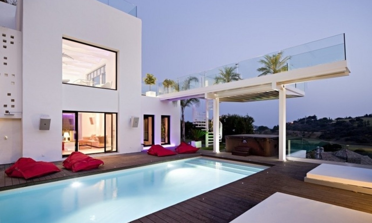 Villa exclusiva de estilo moderno en venta en la zona de Marbella - Benahavis 0